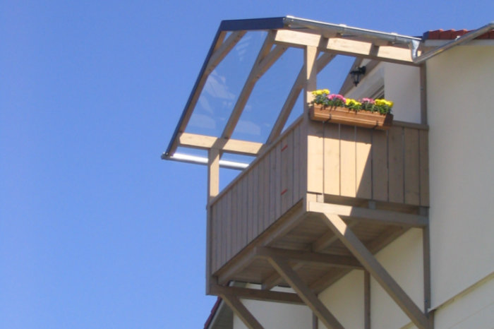 Holzbalkone von Zimmerei Bachmann Haus mit Holzbalkon