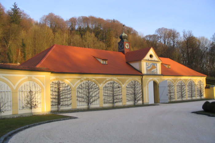 Dachsanierung von Zimmerei Bachmeier Historisches Gebäude mit saniertem Dach