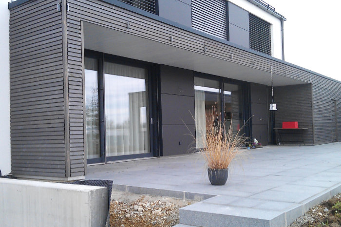 Terrassen und Fassaden von Zimmerei Bachmann Modernes Haus mit Terrasse