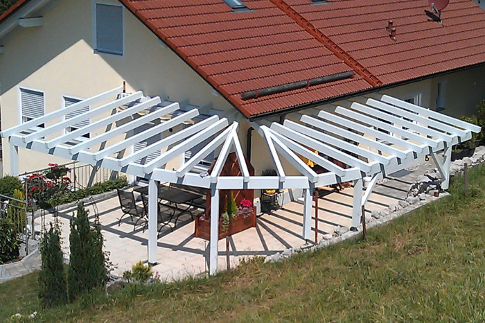 Terrassenüberdachungen von Zimmerei Bachmeier Bild vom Hausgarten mit Überdachung